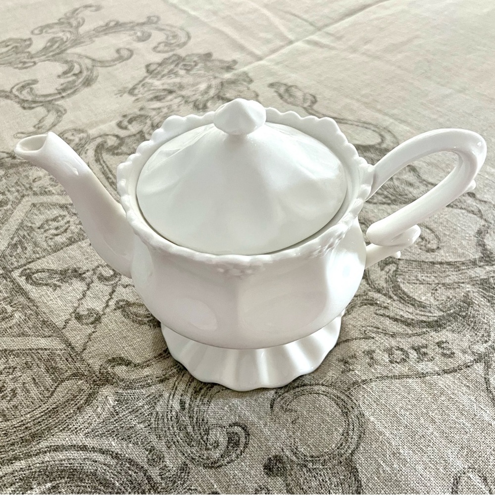 NWT GRACE'S TEAWARE EUROPEAN STYLE CERAMIC VICTORIAN OFF WHITE TEA/COFFEE POT - Picture 3 of 14